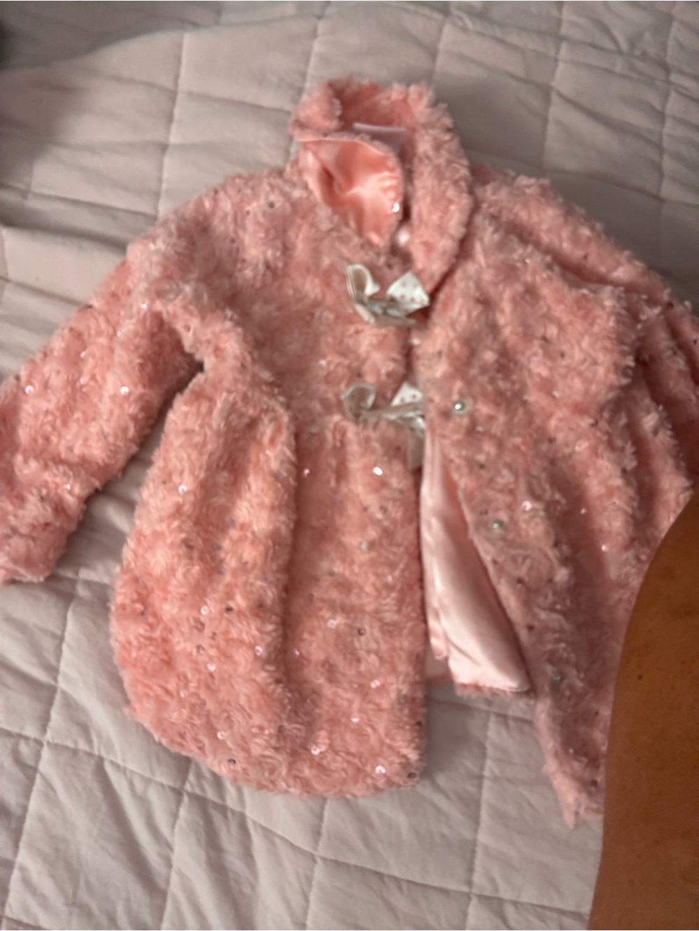 Girls 2T Peacoat, never worn.dreading selling it. 
Pink Faux Fur Sequin Coat